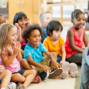 kinder sitzen zusammen im klassenzimmer