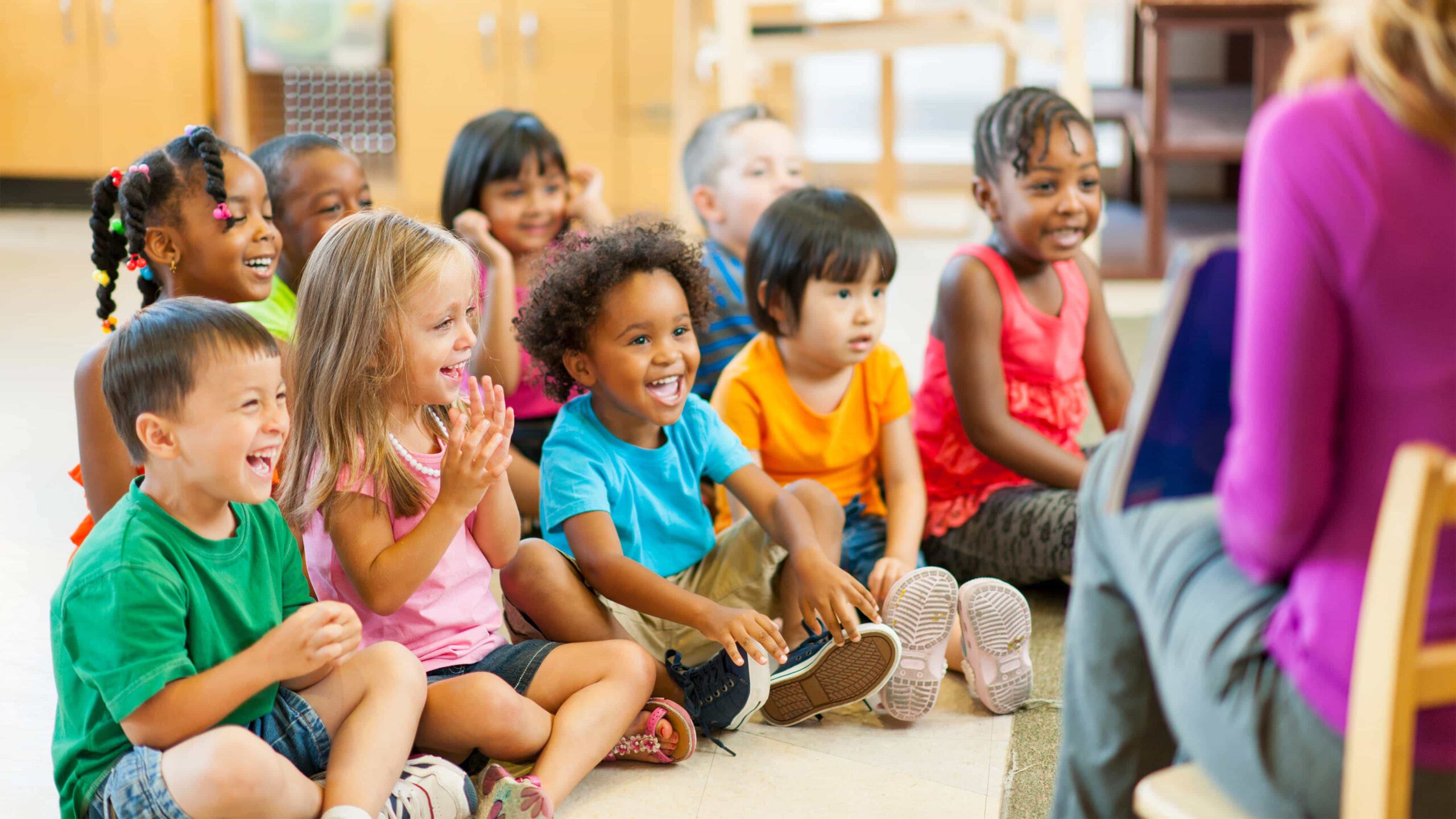 kinder sitzen zusammen im klassenzimmer