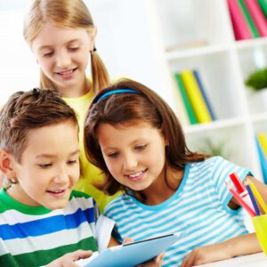 kinder lernen zusammen auf dem tablet